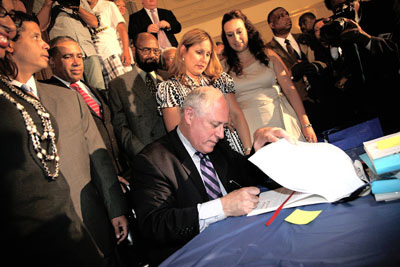 gov-Quinn-signing